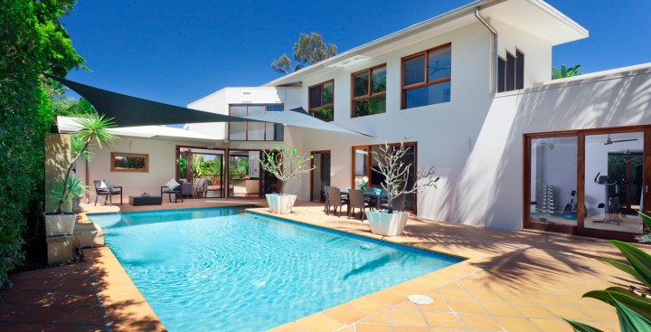 backyard-with-swimming-pool-house