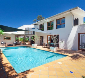 backyard-with-swimming-pool-house